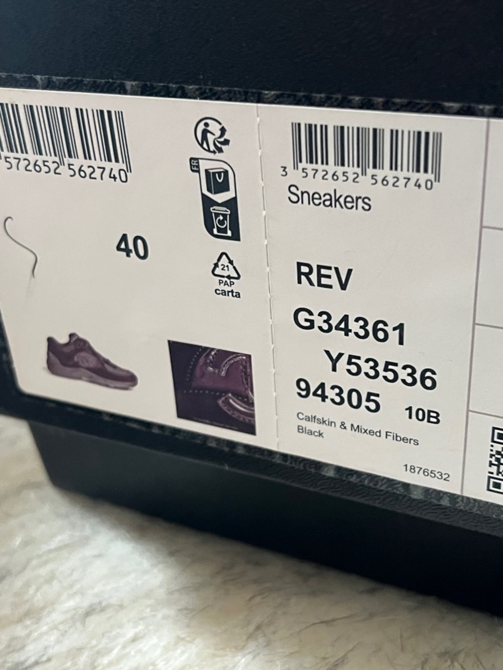 CHANEL Black unisex  Low-Top CC Emblem Sneakers - Picture 8 of 9